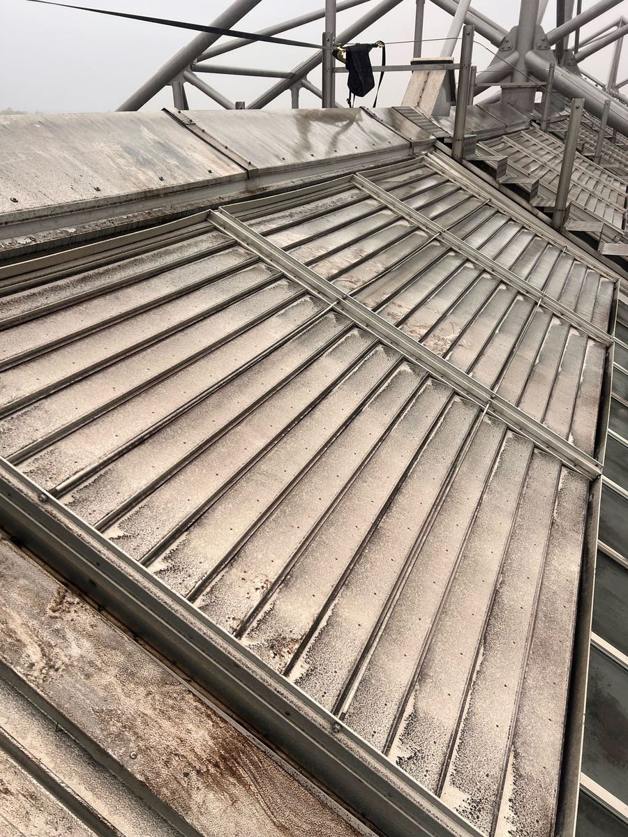 The same louvred roof vent at Alexandra Palace with its louvres closing again after the seized mechanism was freed